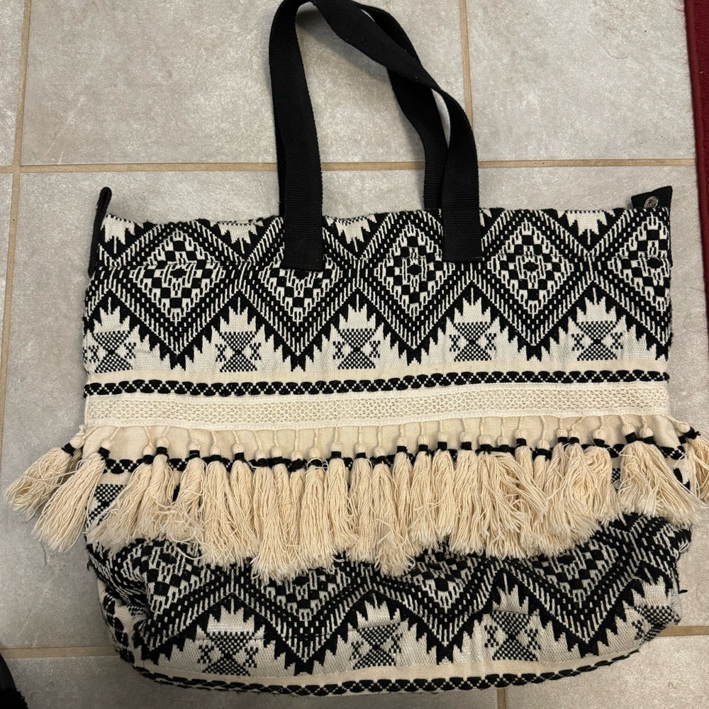 Cynthia Rowley Black White Boho Woven Large Beachy Tote With Tassel Accents